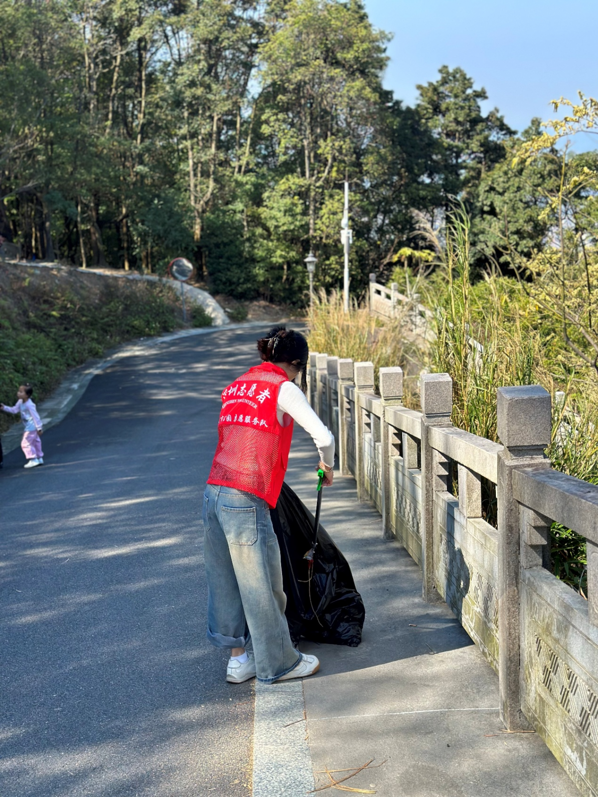 守護(hù)綠水青山，久信達(dá)環(huán)保袋義工點(diǎn)亮陽(yáng)臺(tái)山(圖2)